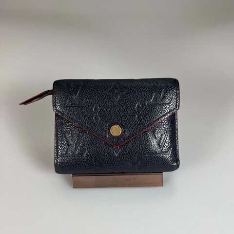 LV M64577 海軍藍壓紋信封短夾