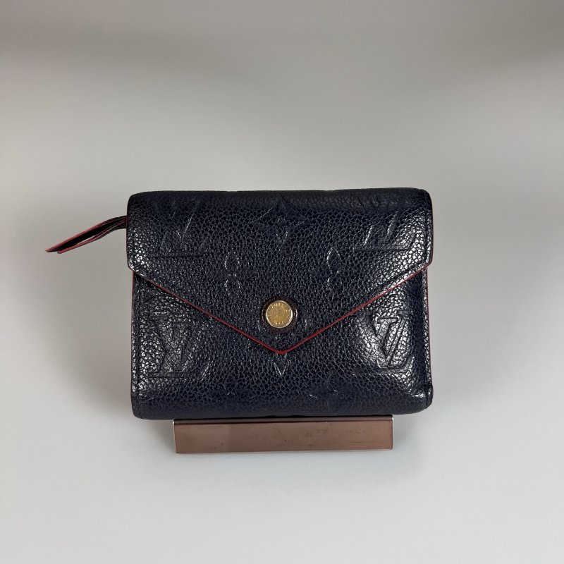 LV M64577 海軍藍壓紋信封短夾-0