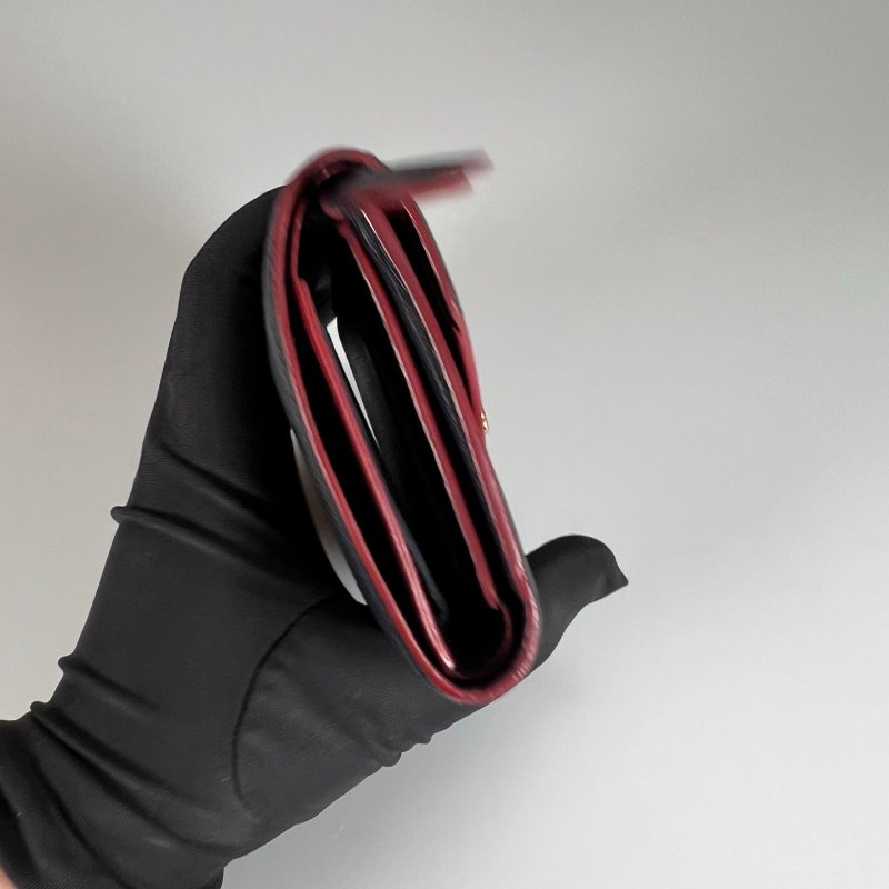 LV M64577 海軍藍壓紋信封短夾-2