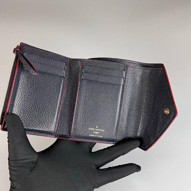 LV M64577 海軍藍壓紋信封短夾-4