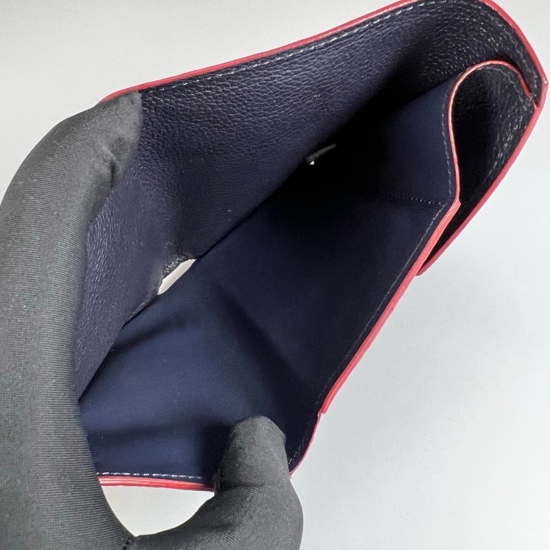 LV M64577 海軍藍壓紋信封短夾-5