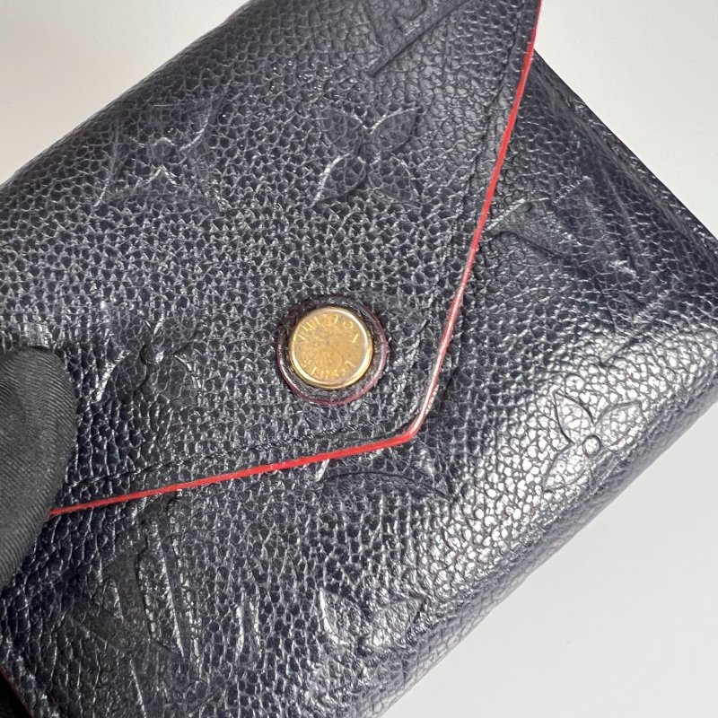 LV M64577 海軍藍壓紋信封短夾-7