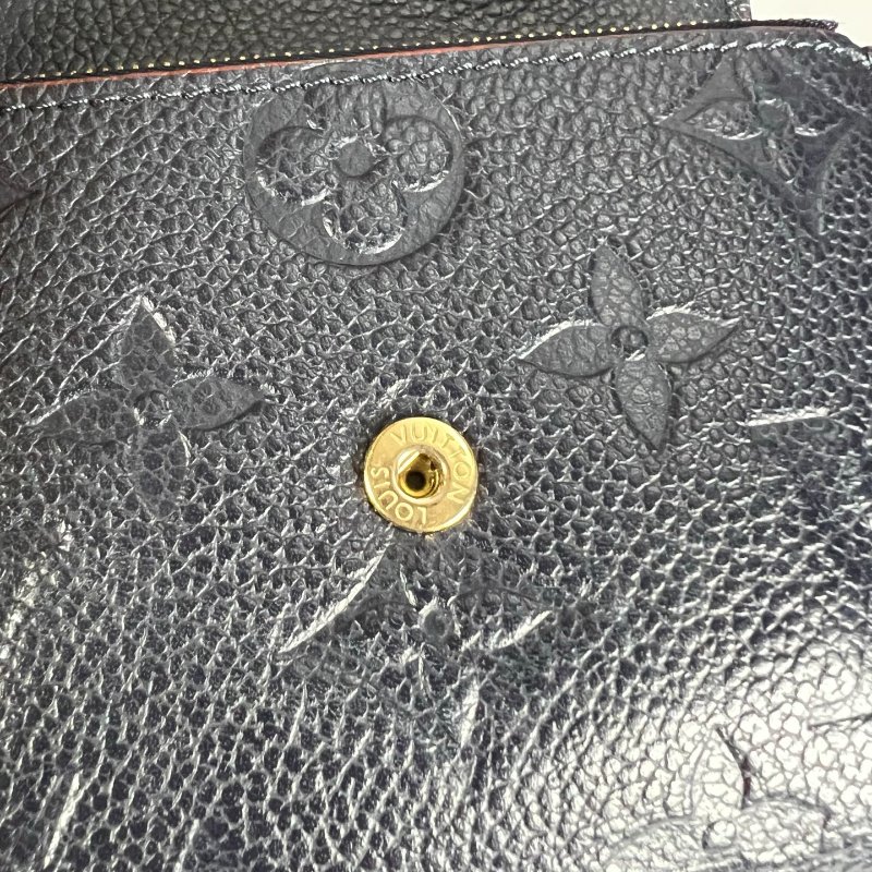 LV M64577 海軍藍壓紋信封短夾-8