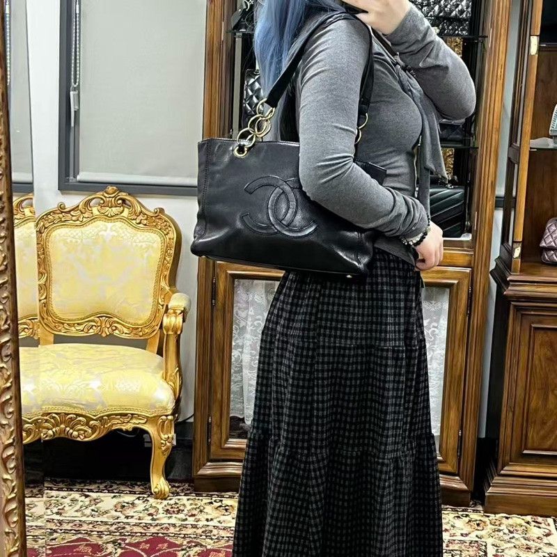 「JL精品代購」香奈兒黑金牛皮外縫大logo金屬環單肩托特包-1