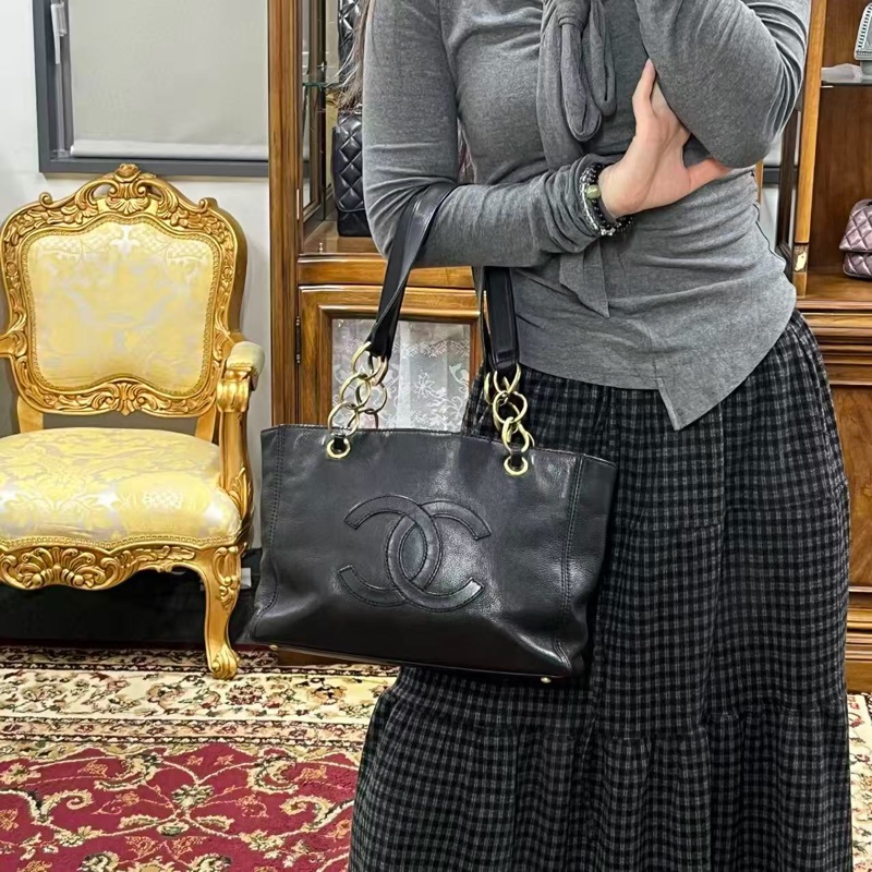 「JL精品代購」香奈兒黑金牛皮外縫大logo金屬環單肩托特包-2