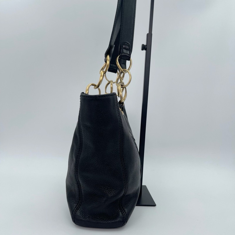 「JL精品代購」香奈兒黑金牛皮外縫大logo金屬環單肩托特包-4