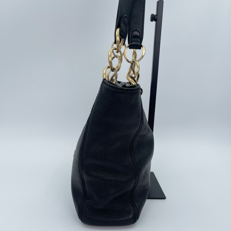 「JL精品代購」香奈兒黑金牛皮外縫大logo金屬環單肩托特包-5