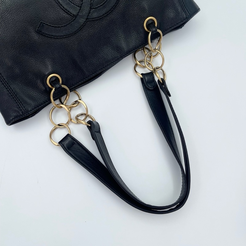 「JL精品代購」香奈兒黑金牛皮外縫大logo金屬環單肩托特包-11