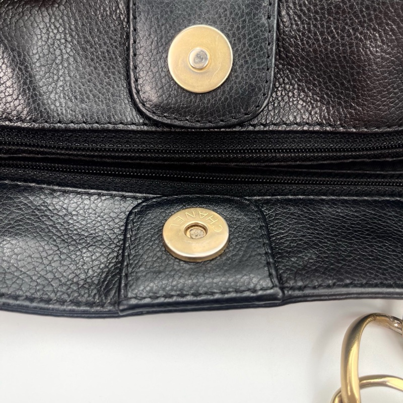 「JL精品代購」香奈兒黑金牛皮外縫大logo金屬環單肩托特包-14