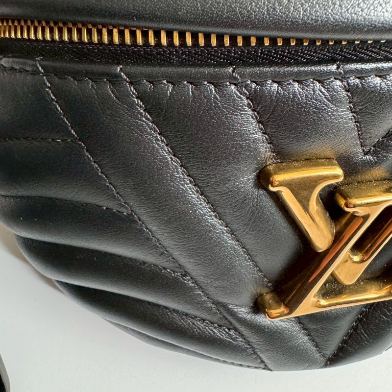 ✨特殊款百搭腰包 LV 黑色山形紋彩色字母胸口包-2