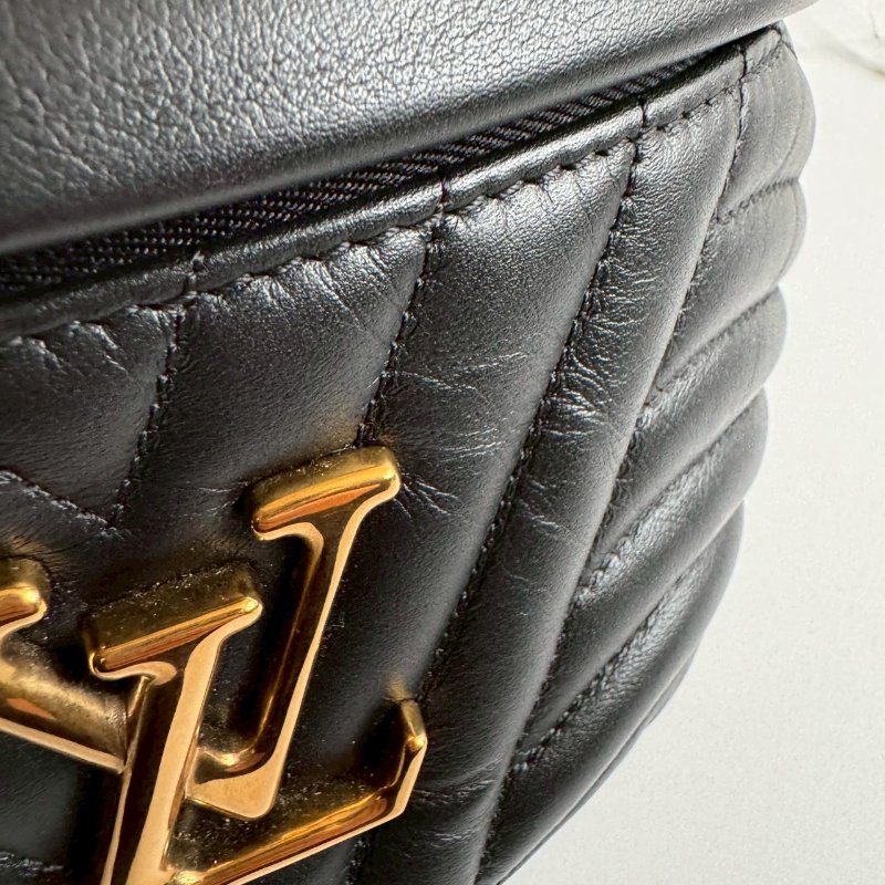 ✨特殊款百搭腰包 LV 黑色山形紋彩色字母胸口包-3