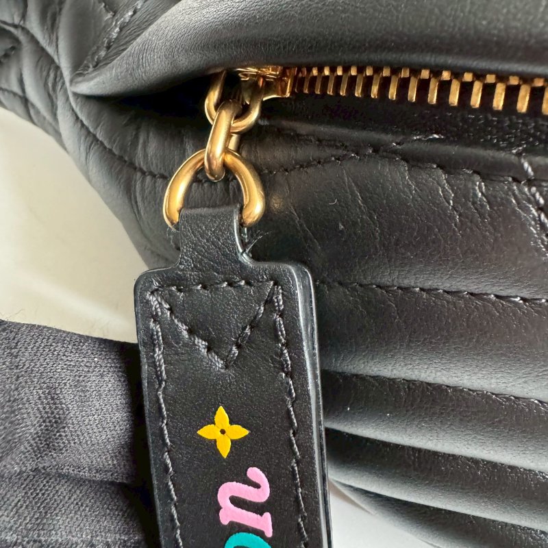 ✨特殊款百搭腰包 LV 黑色山形紋彩色字母胸口包-4