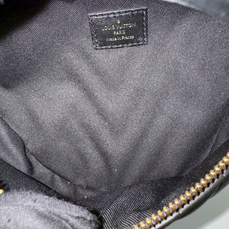 ✨特殊款百搭腰包 LV 黑色山形紋彩色字母胸口包-12