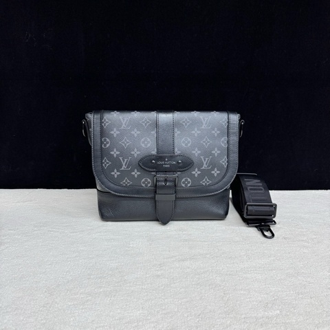 LV路易威登  黑色老花Saumur郵差包 芯片款