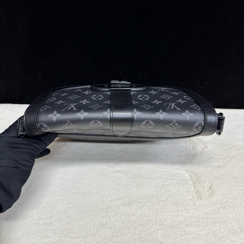 LV路易威登 黑色老花Saumur郵差包 芯片款-5