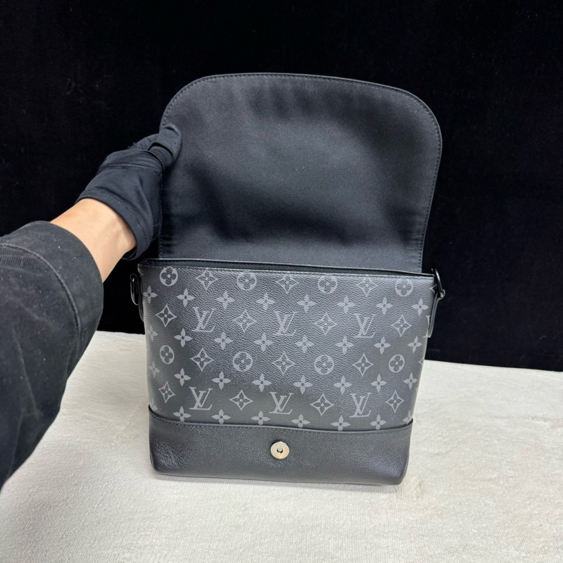 LV路易威登 黑色老花Saumur郵差包 芯片款-6