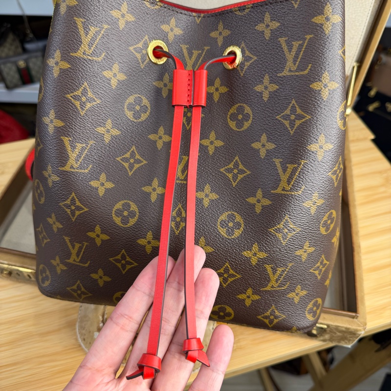 上架中🔑 LOUIS VUITTON 老花 Neonoe 紅絨水桶包-1