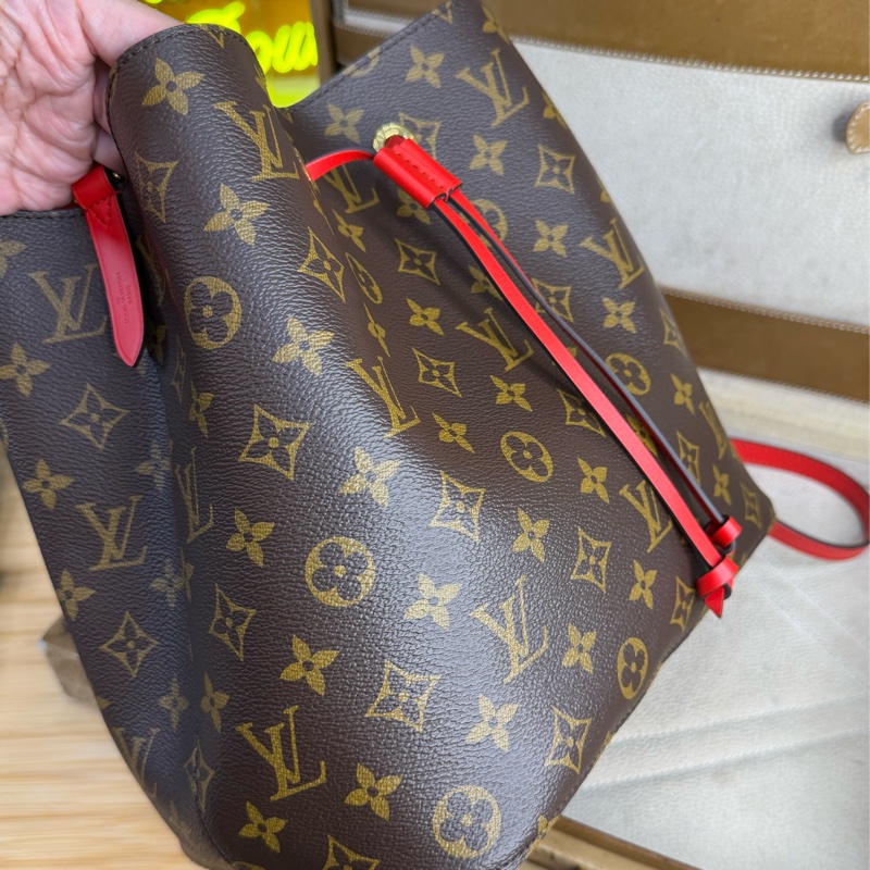 上架中🔑 LOUIS VUITTON 老花 Neonoe 紅絨水桶包-3