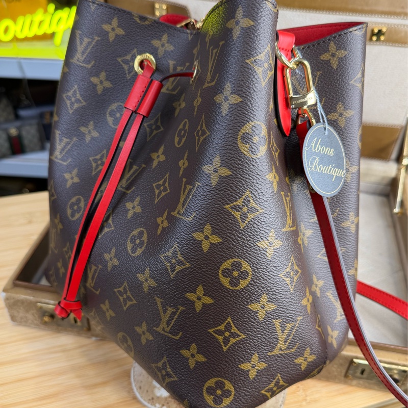 上架中🔑 LOUIS VUITTON 老花 Neonoe 紅絨水桶包-4