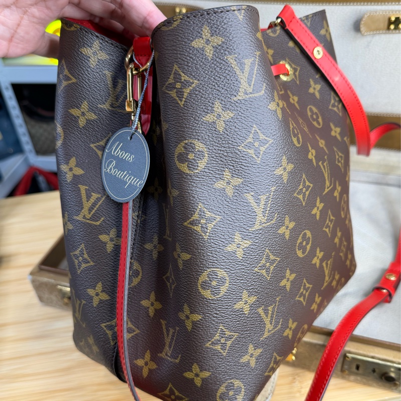 上架中🔑 LOUIS VUITTON 老花 Neonoe 紅絨水桶包-5