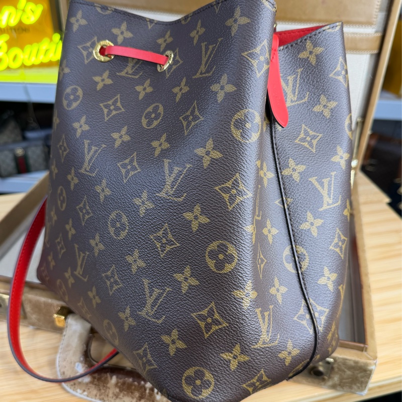 上架中🔑 LOUIS VUITTON 老花 Neonoe 紅絨水桶包-6