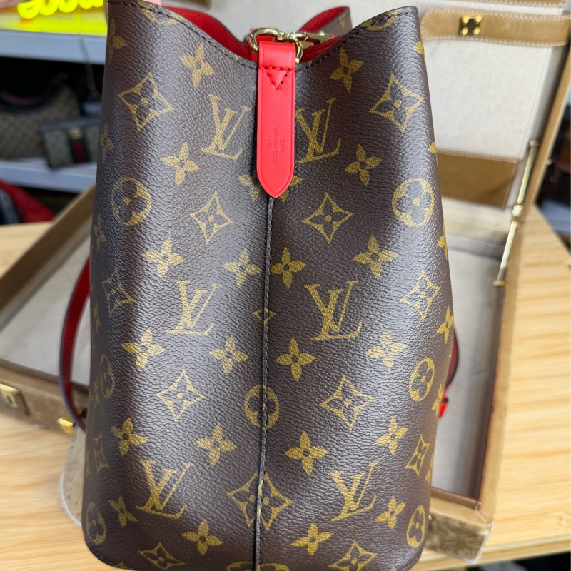 上架中🔑 LOUIS VUITTON 老花 Neonoe 紅絨水桶包-7