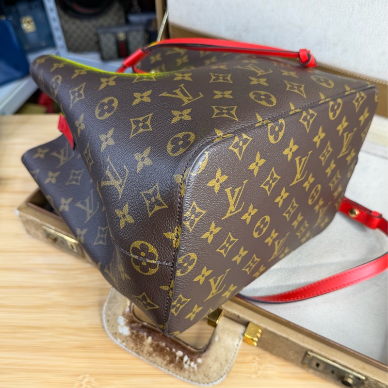 上架中🔑 LOUIS VUITTON 老花 Neonoe 紅絨水桶包-11