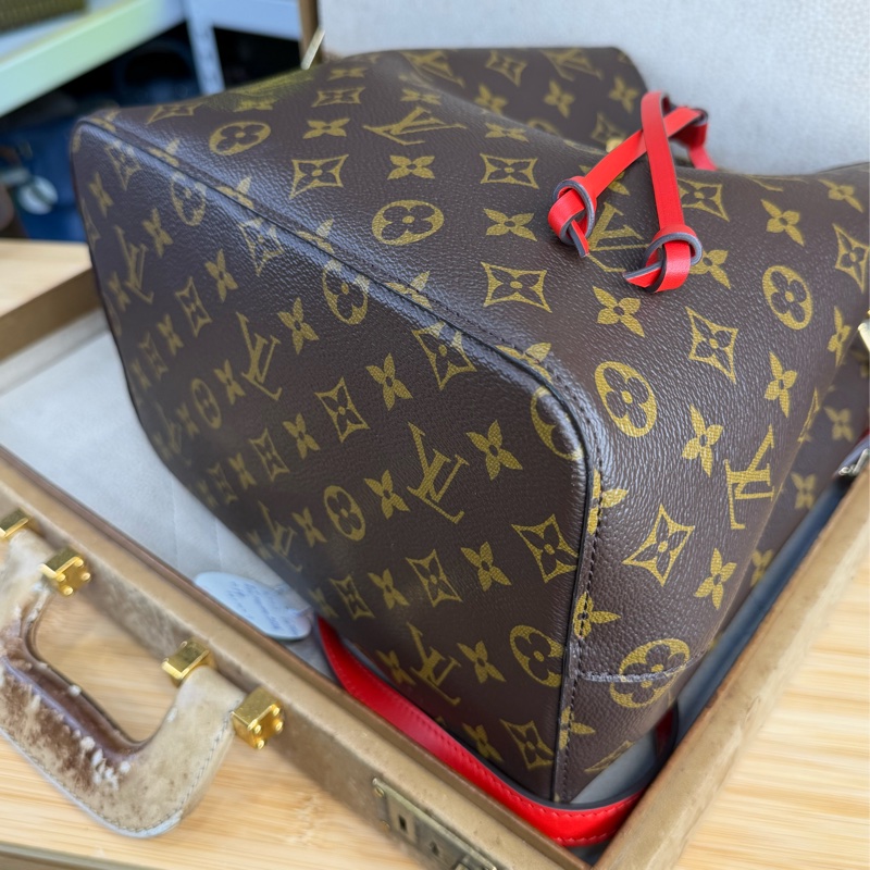 上架中🔑 LOUIS VUITTON 老花 Neonoe 紅絨水桶包-12