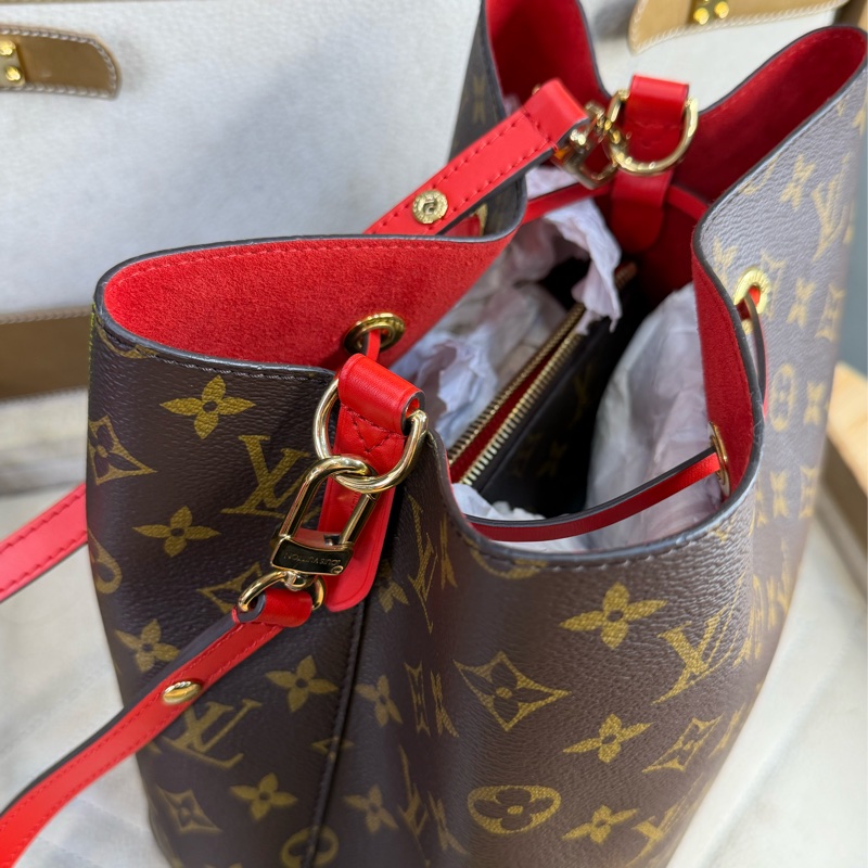 上架中🔑 LOUIS VUITTON 老花 Neonoe 紅絨水桶包-14