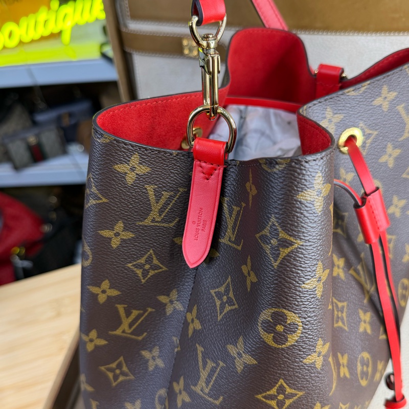 上架中🔑 LOUIS VUITTON 老花 Neonoe 紅絨水桶包-15