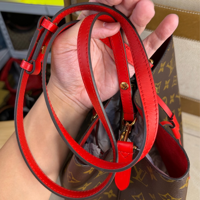 上架中🔑 LOUIS VUITTON 老花 Neonoe 紅絨水桶包-17