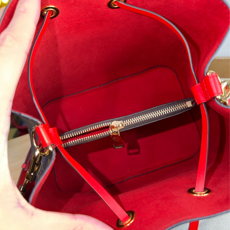 上架中🔑 LOUIS VUITTON 老花 Neonoe 紅絨水桶包-18