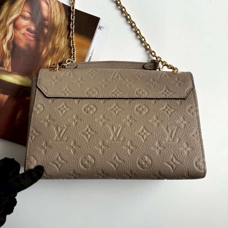 ✨溫柔絕版款 LV 奶茶色壓紋金鏈背包-1