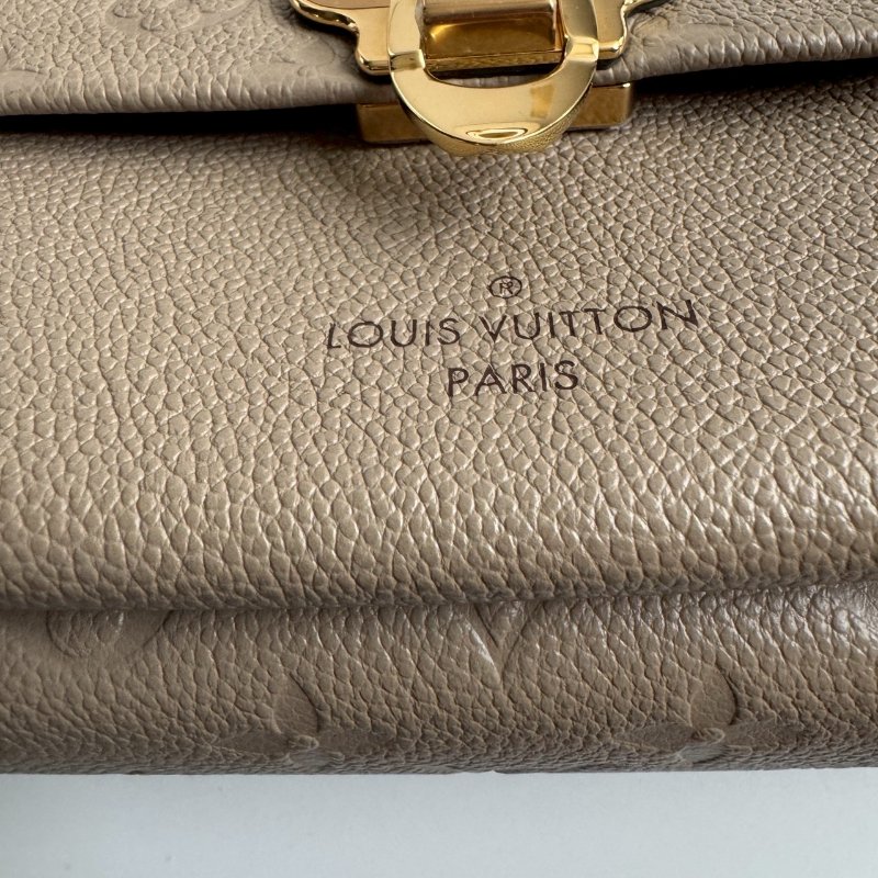 ✨溫柔絕版款 LV 奶茶色壓紋金鏈背包-2