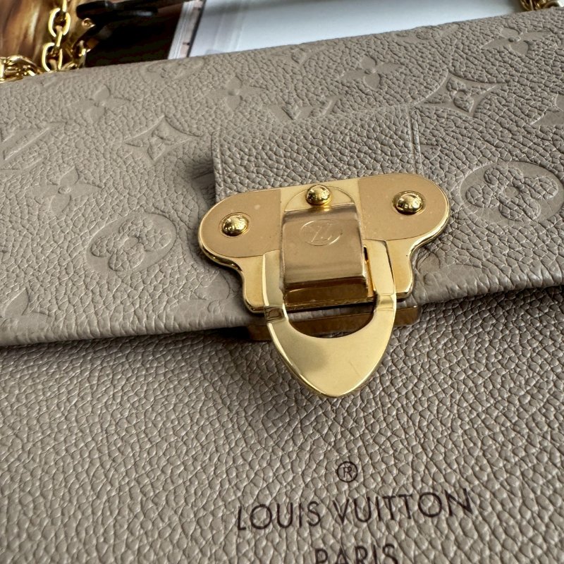 ✨溫柔絕版款 LV 奶茶色壓紋金鏈背包-3