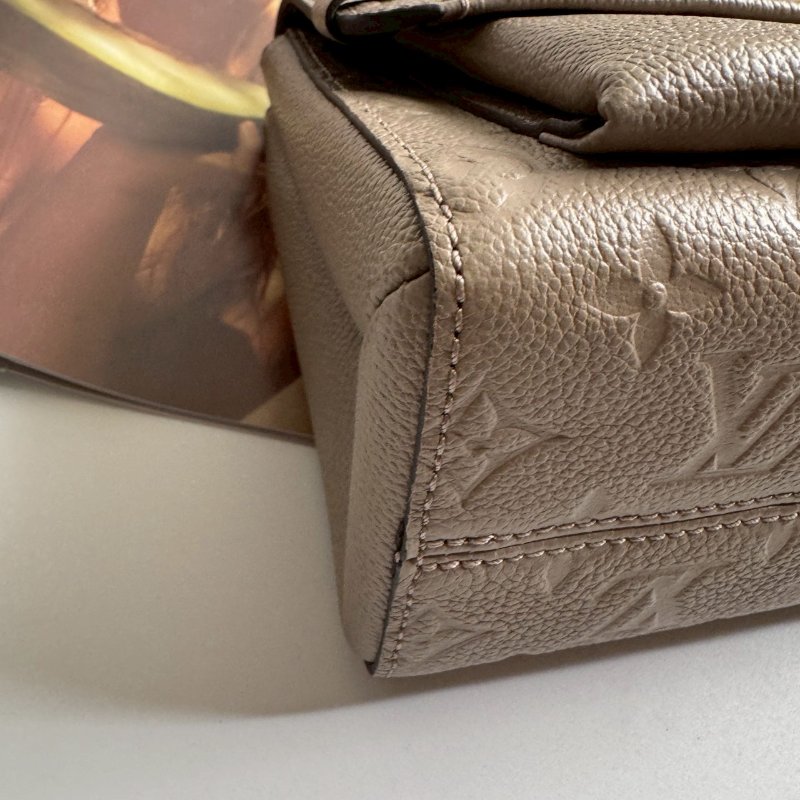 ✨溫柔絕版款 LV 奶茶色壓紋金鏈背包-4