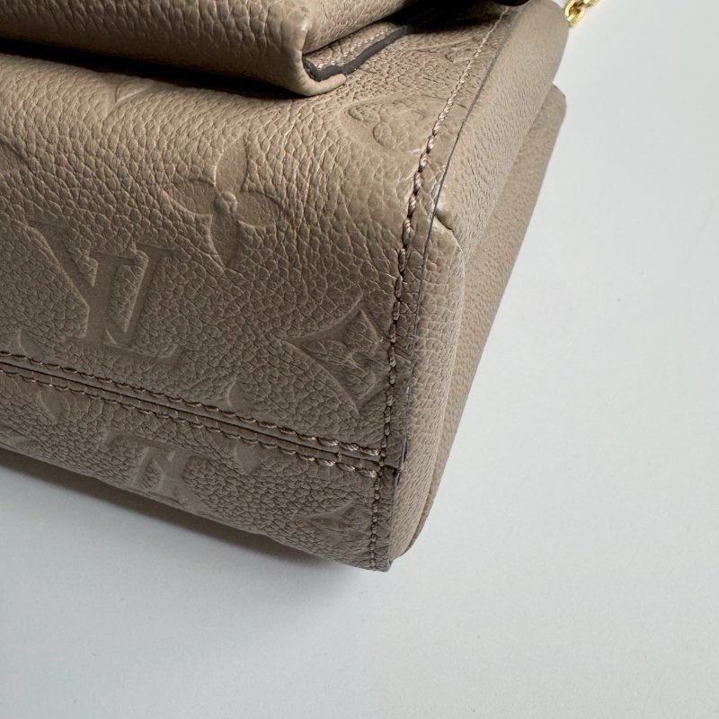 ✨溫柔絕版款 LV 奶茶色壓紋金鏈背包-5