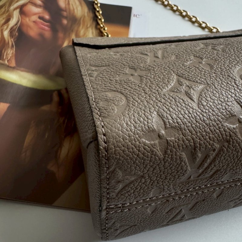 ✨溫柔絕版款 LV 奶茶色壓紋金鏈背包-6