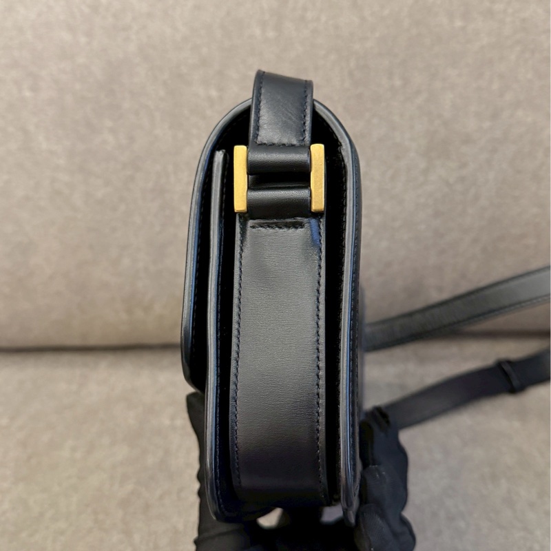 YSL 黑色滑面翻蓋側背包-1