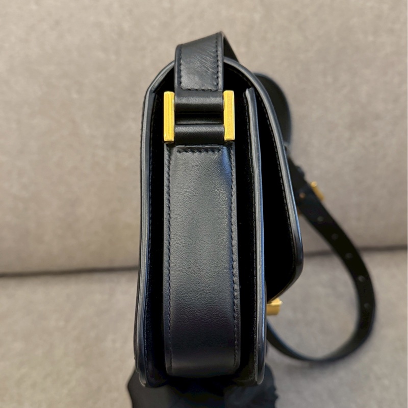 YSL 黑色滑面翻蓋側背包-2