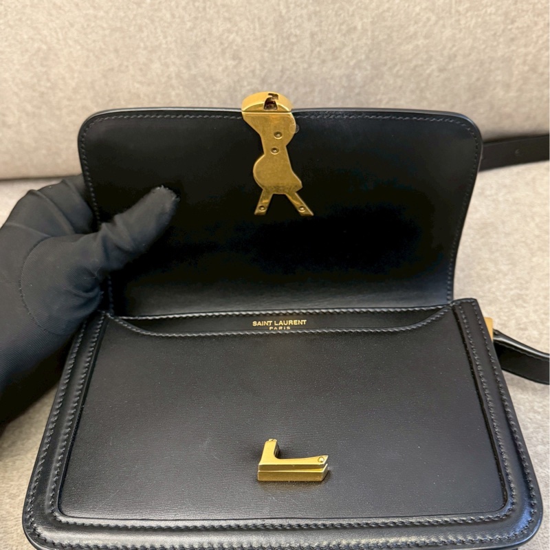 YSL 黑色滑面翻蓋側背包-4