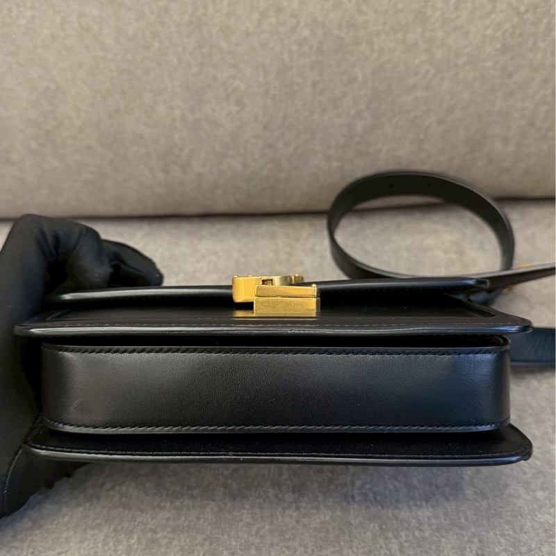 YSL 黑色滑面翻蓋側背包-5