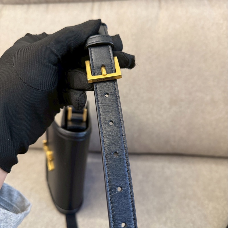 YSL 黑色滑面翻蓋側背包-6