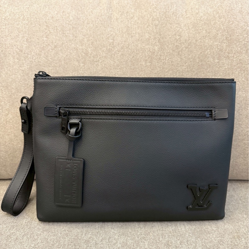 LV黑色全皮手拿包-0