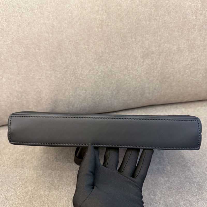 LV黑色全皮手拿包-1