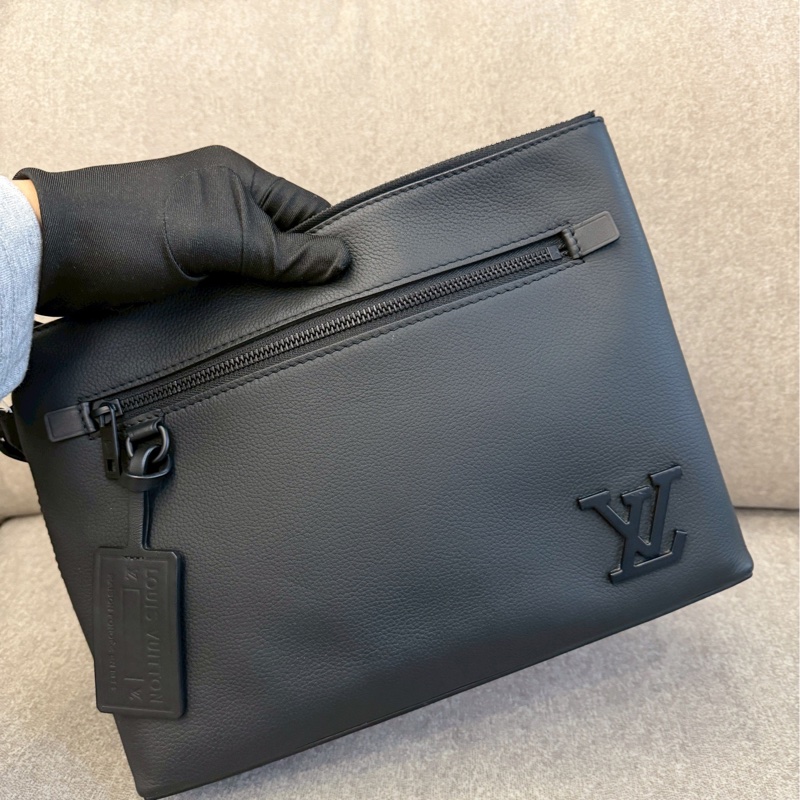 LV黑色全皮手拿包-3