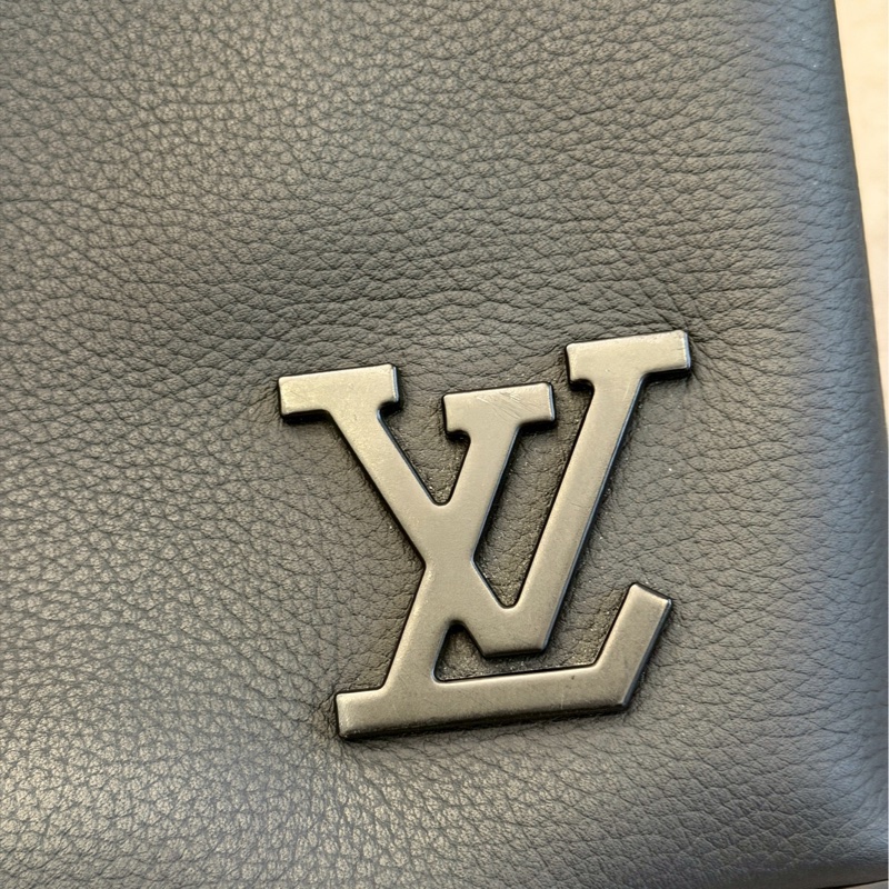 LV黑色全皮手拿包-4