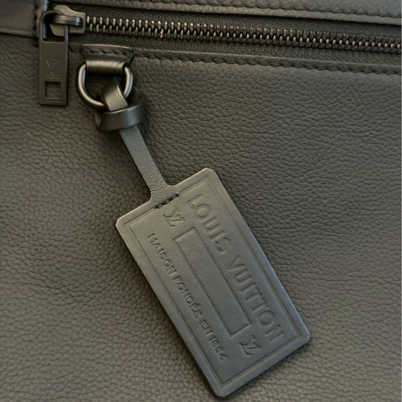 LV黑色全皮手拿包-5