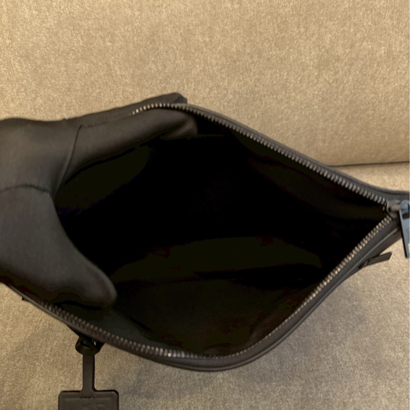 LV黑色全皮手拿包-6