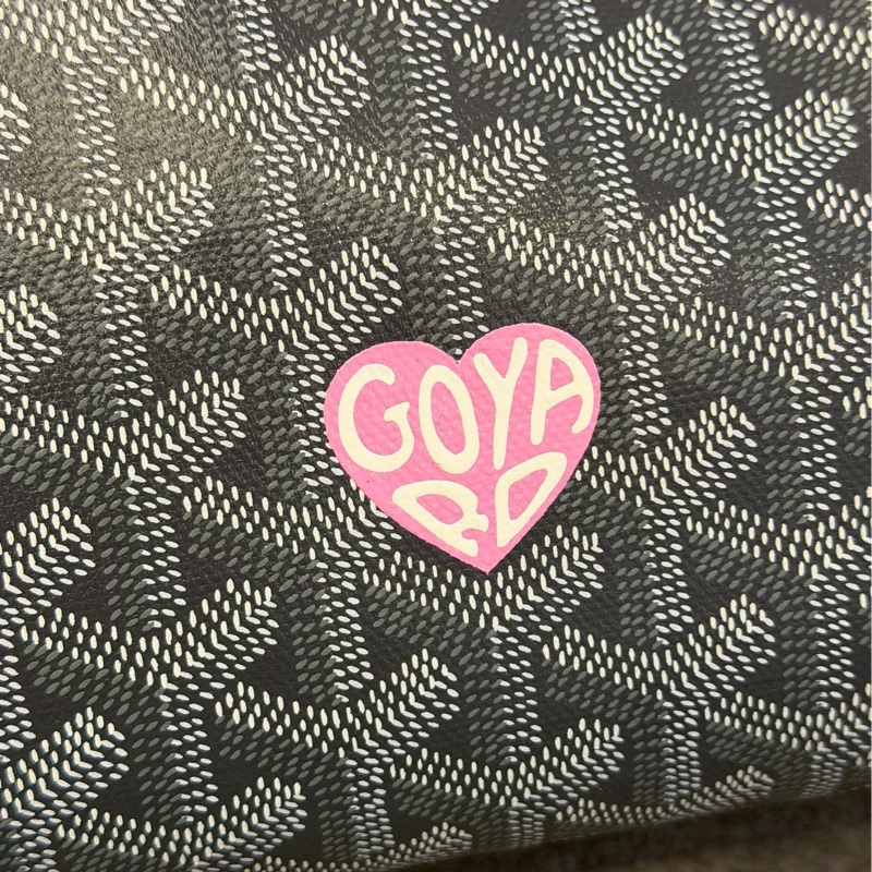 GOYARD限量愛心彩繪法棍包-7